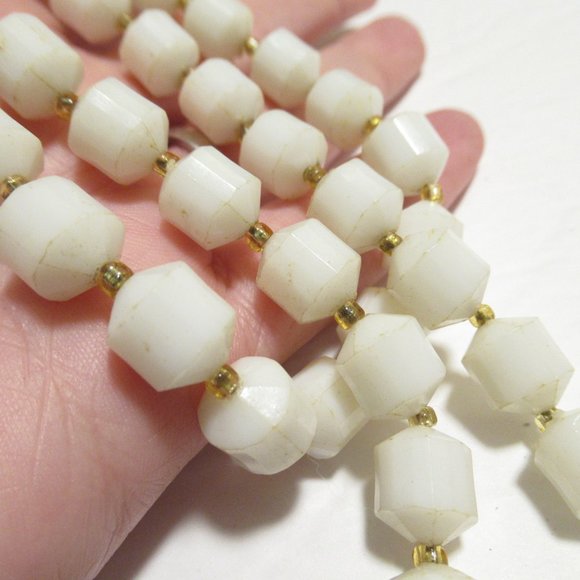 Vintage lightweight Hong Kong Acrylic Necklace - Picture 7 of 9